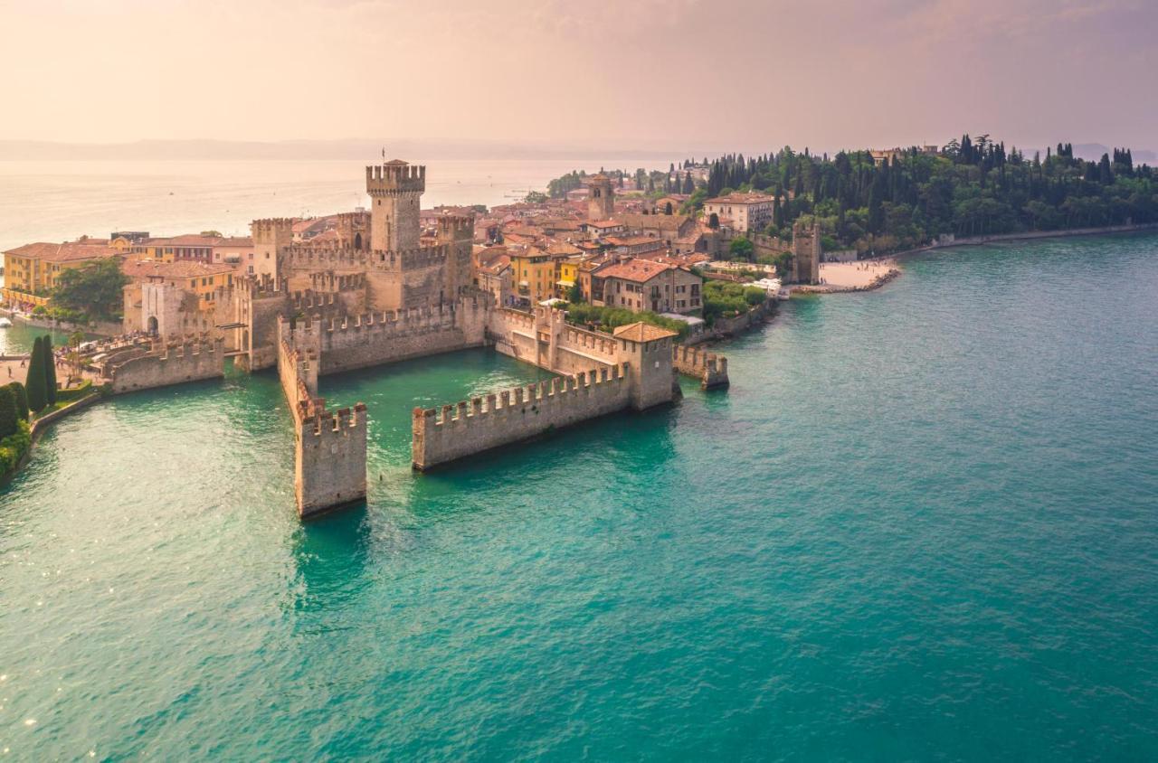 Apartment Charme And Relax With Garden And Swimming Pool Desenzano del Garda Exteriör bild