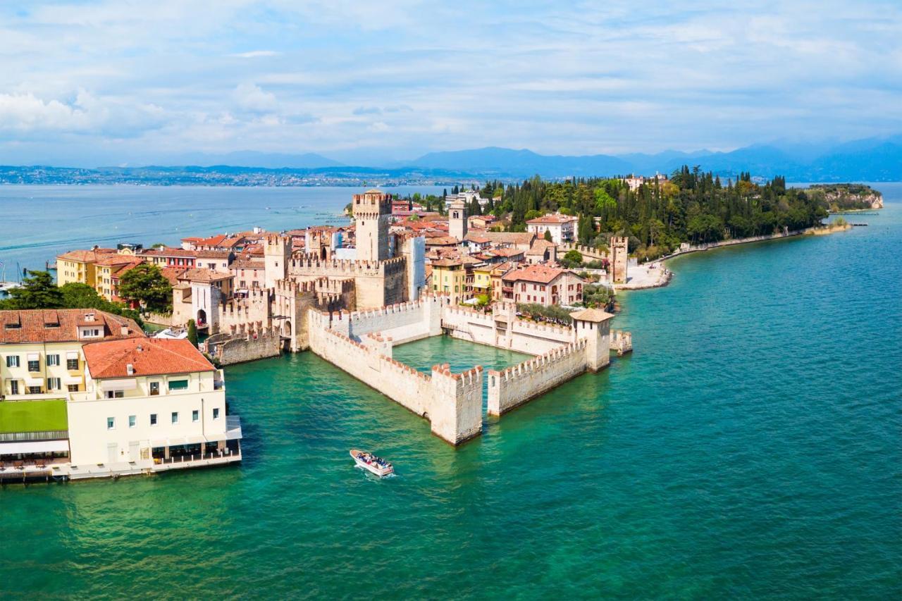 Apartment Charme And Relax With Garden And Swimming Pool Desenzano del Garda Exteriör bild