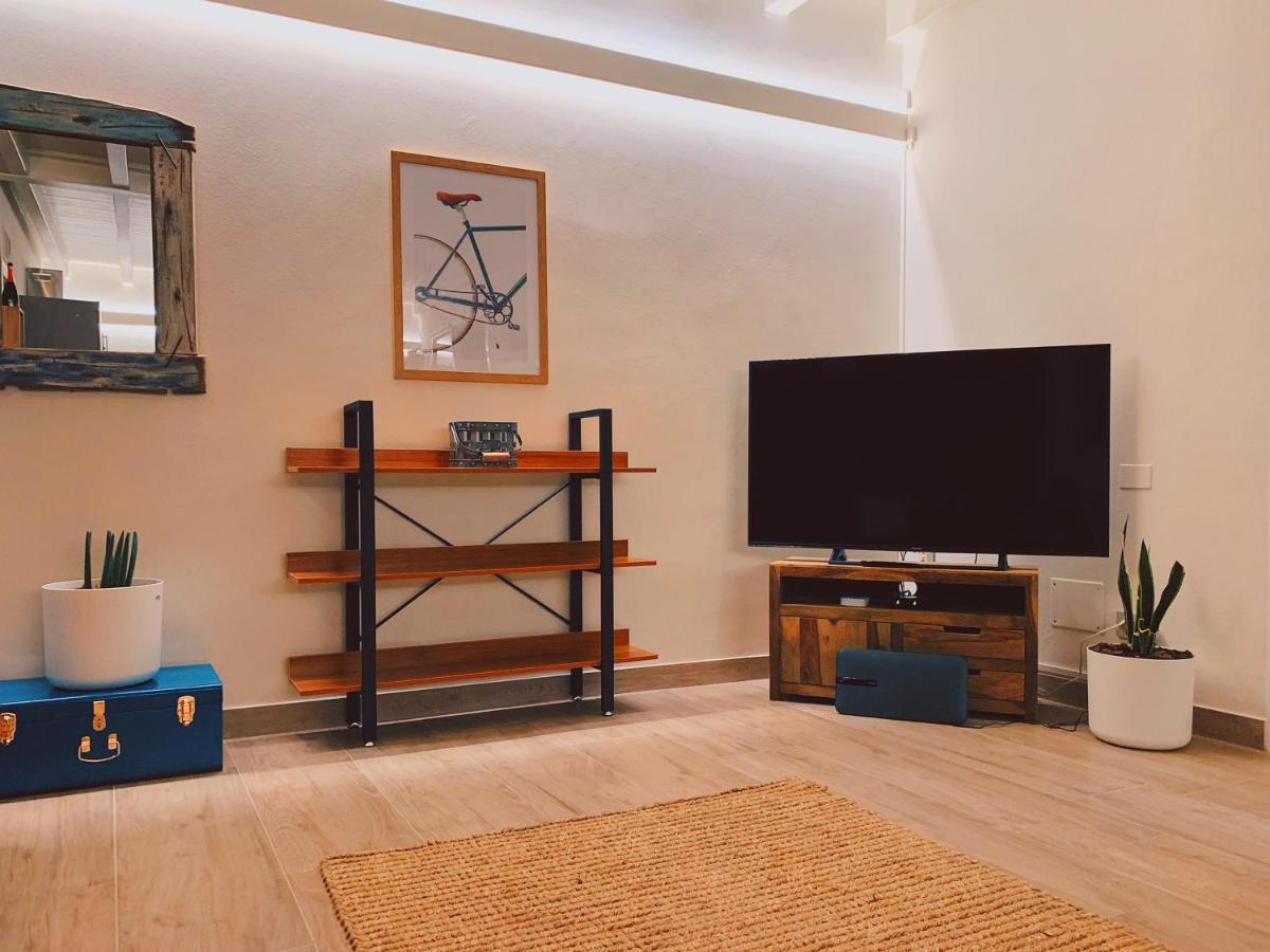 Apartment Charme And Relax With Garden And Swimming Pool Desenzano del Garda Exteriör bild