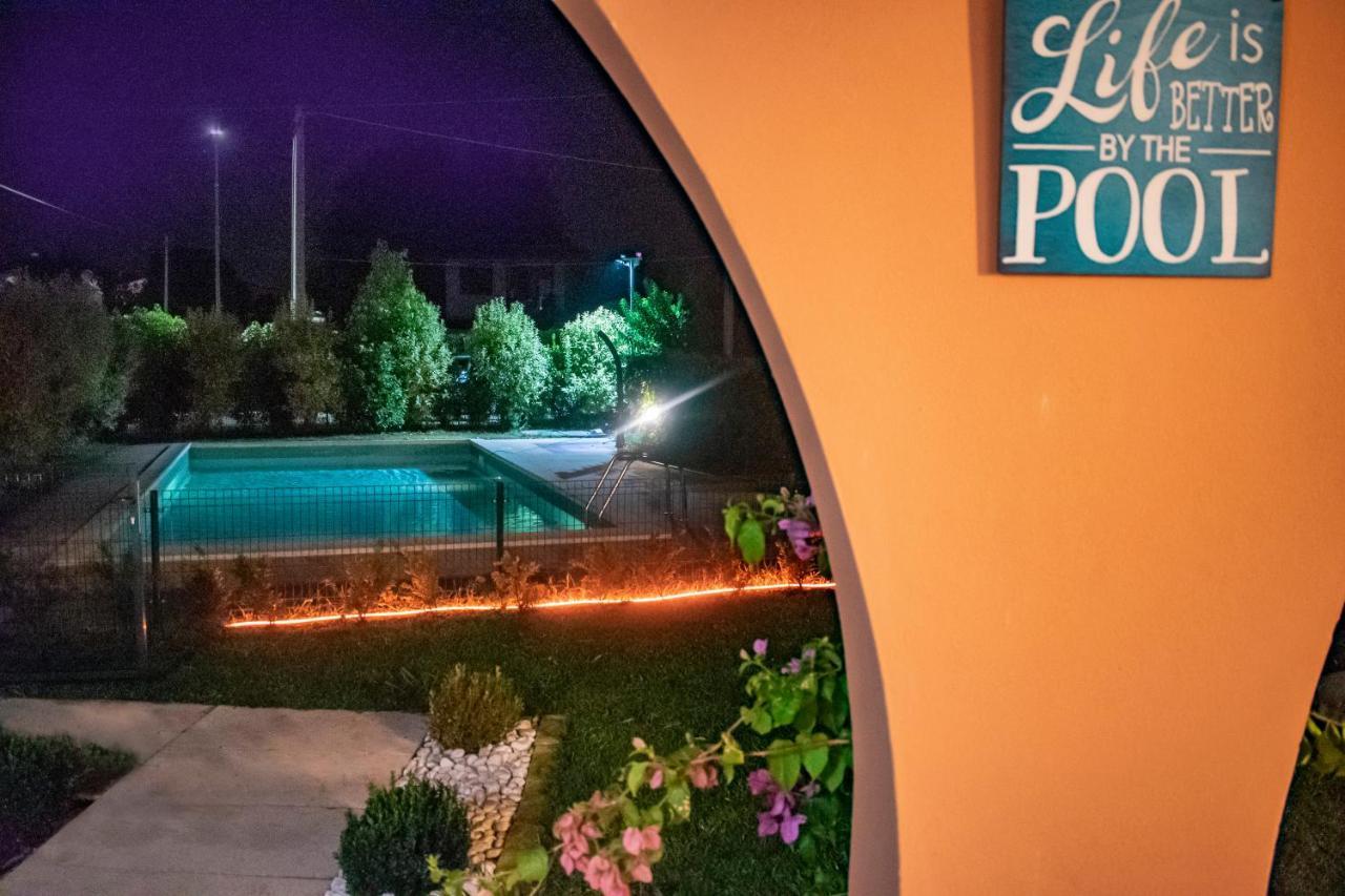 Apartment Charme And Relax With Garden And Swimming Pool Desenzano del Garda Exteriör bild