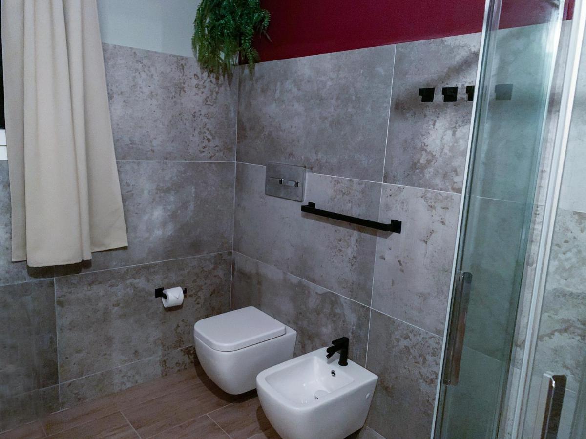 Apartment Charme And Relax With Garden And Swimming Pool Desenzano del Garda Exteriör bild