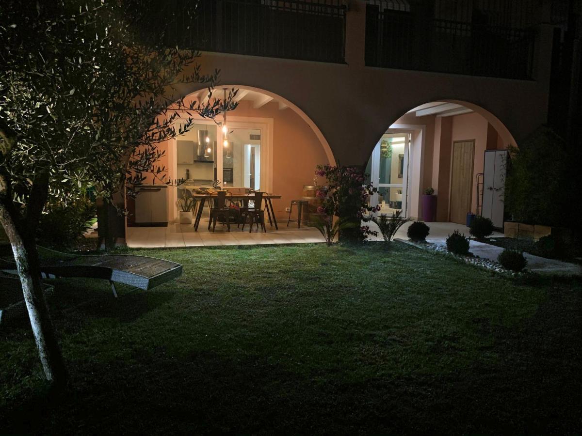 Apartment Charme And Relax With Garden And Swimming Pool Desenzano del Garda Exteriör bild